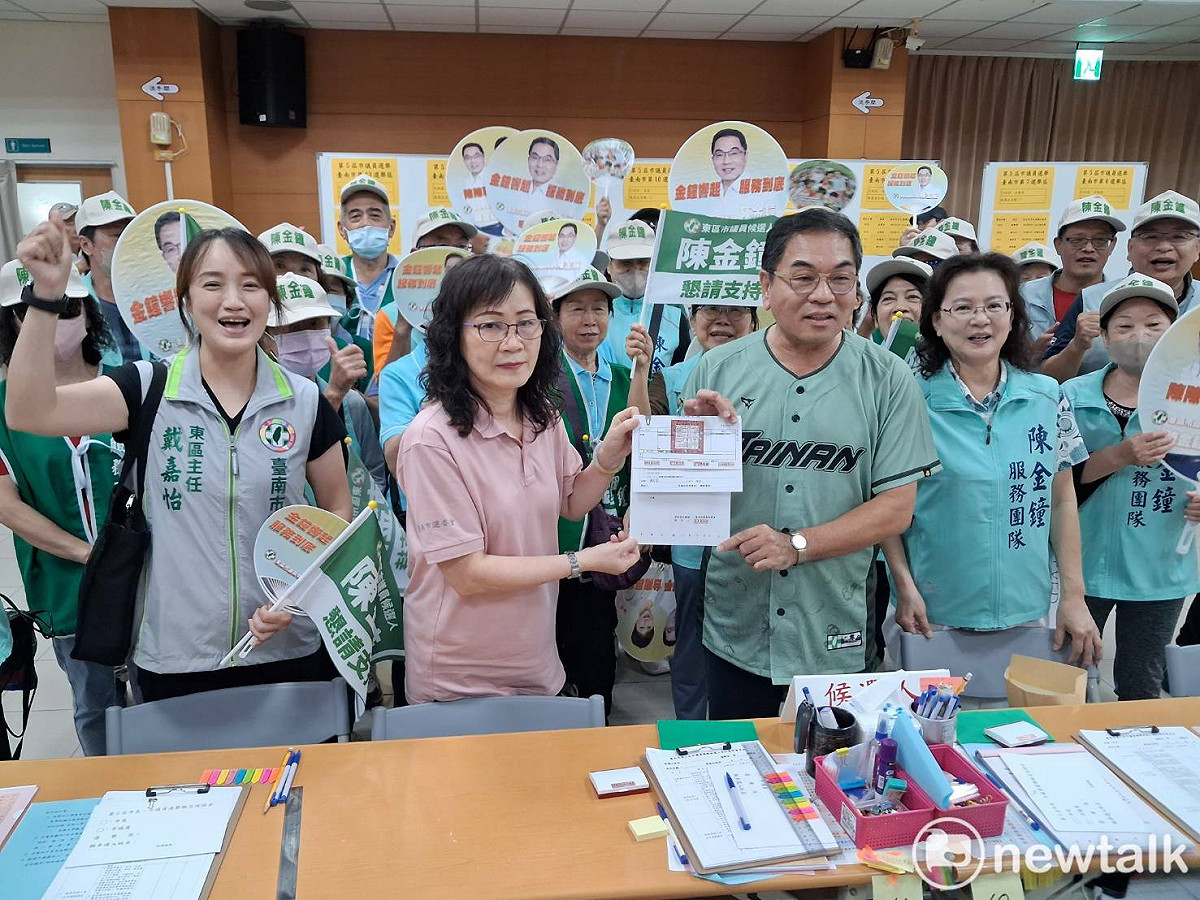 台南市東區市議員參選人陳金鐘在台南市長黃偉哲帶領下，偕同市長候選人陳亭妃、市黨部主委林志展及眾多市議員參選人前往選舉委員會，正式完成參選登記。 圖：陳金鐘服務處提供