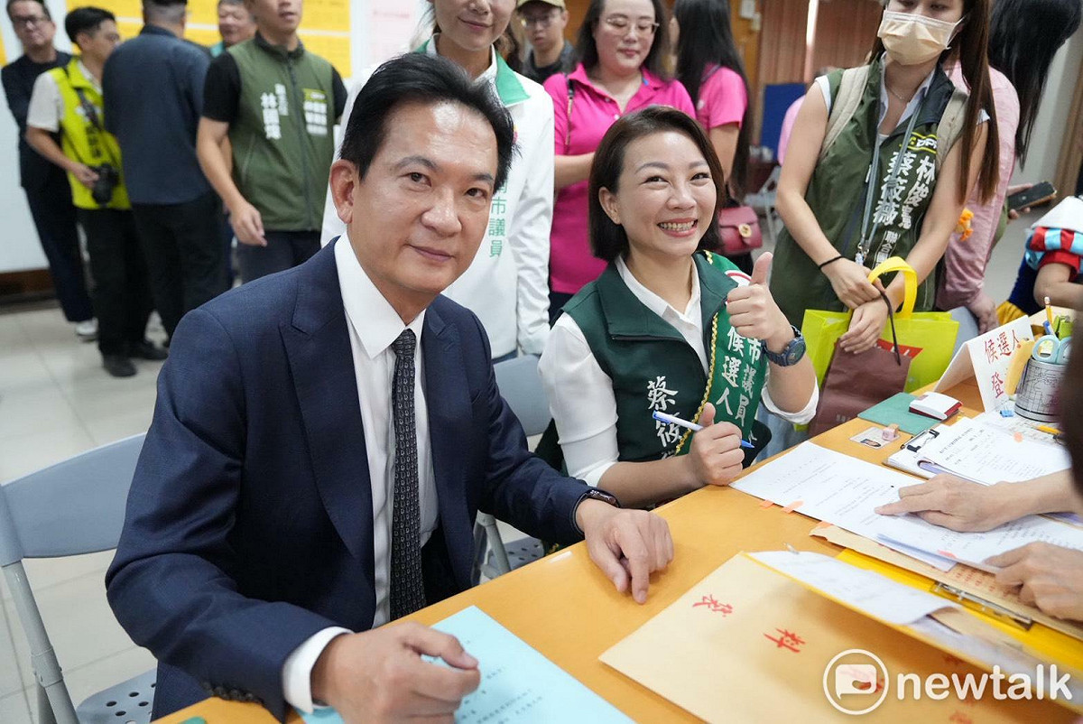 台南市議員蔡筱薇在立法委員林俊憲的陪同下完成登記，宣布正式投入台南市議員第十選區（東區）選舉力拚三連霸，並以「有薇力，新東區」作為競選主軸。 圖：蔡筱薇服務處提供