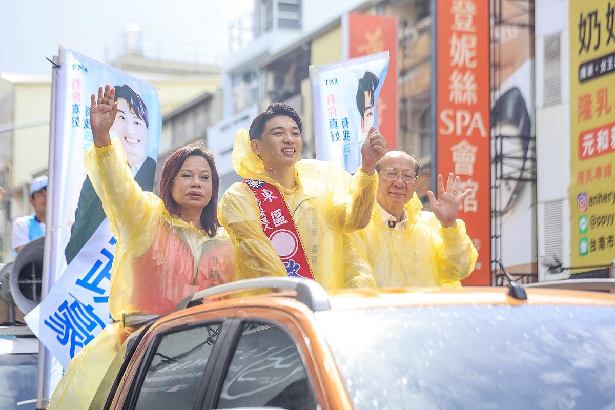 台南市東區市議員參選人歐政豪在父親前台南市議員歐勳明、母親市議員曾培雅及國民黨東區主委陳淑玲等人陪同下，由曾培雅率領車隊前往台南市選舉委員會，競選團隊、青年志工與支持者一路相隨，陪伴歐政豪走上人生重要的一步。 圖：曾培雅服務處提供
