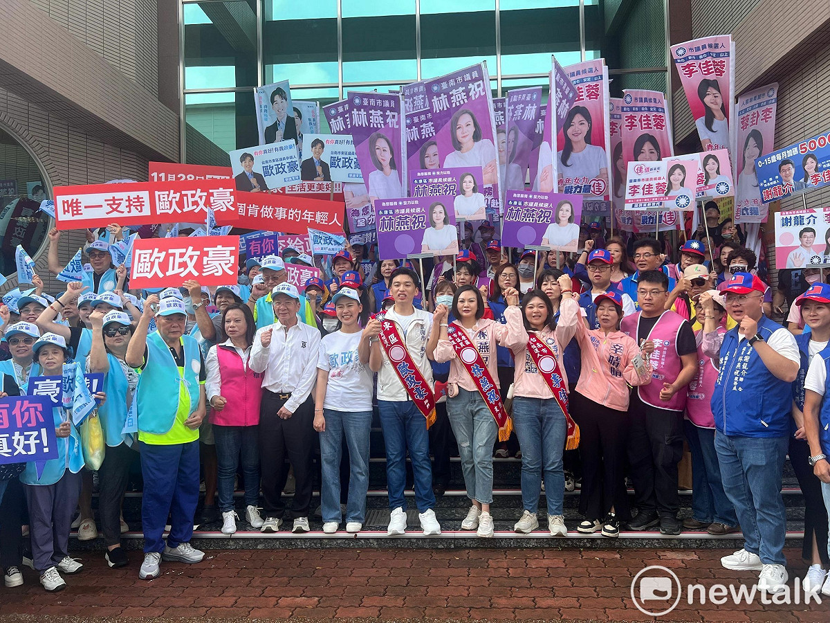 市議員參選人林燕祝、李佳蓉、歐政豪、葉翰勳共同前往台南市選舉委員會完成參選登記。歐政豪由母親曾培雅陪同、葉翰勳由母親林美燕陪同，李佳蓉則與爭取永康區市議員連任的林燕祝師徒攜手登記，形成「母子傳承、師徒並肩」的畫面，展現國民黨台南世代接棒、新人出發的新氣象。 圖：林燕祝服務處提供