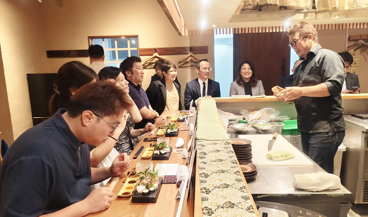 岡本祐樹(右一)以日本料理職人視角，與現場來賓分享高雄山茶與精緻和食的佐餐搭配，透過料理與茶香相互襯托，展現高雄山茶多元的餐飲應用潛力。 圖：高雄市農業局／提供