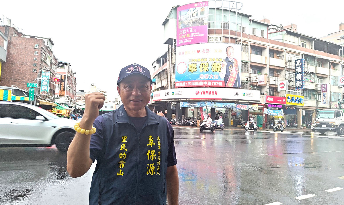 辜保源在里內及周邊掛起近40幅競選看板。 圖：孫家銘／拍攝