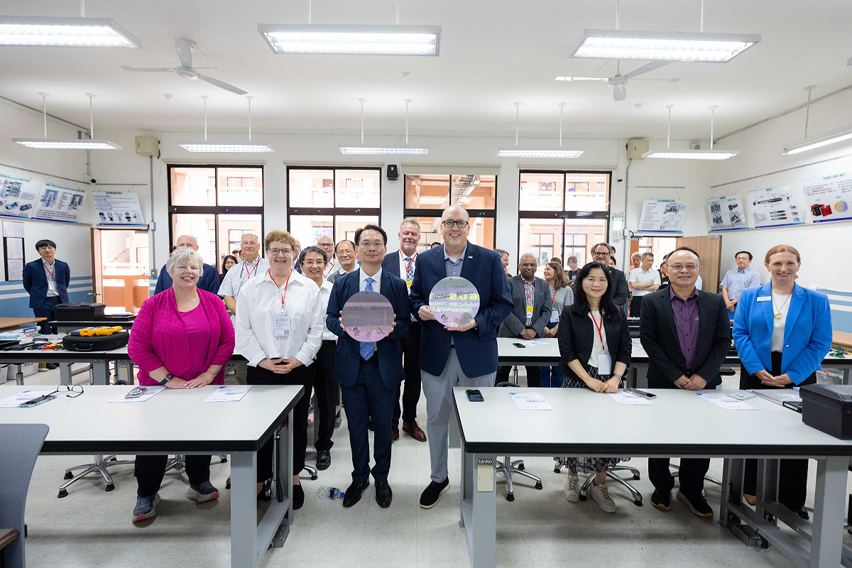 美方代表團走訪高科大楠梓校區聯電合作教室，了解學校結合企業資源推動半導體實務教學及產學共育成果。 圖：高科大／提供