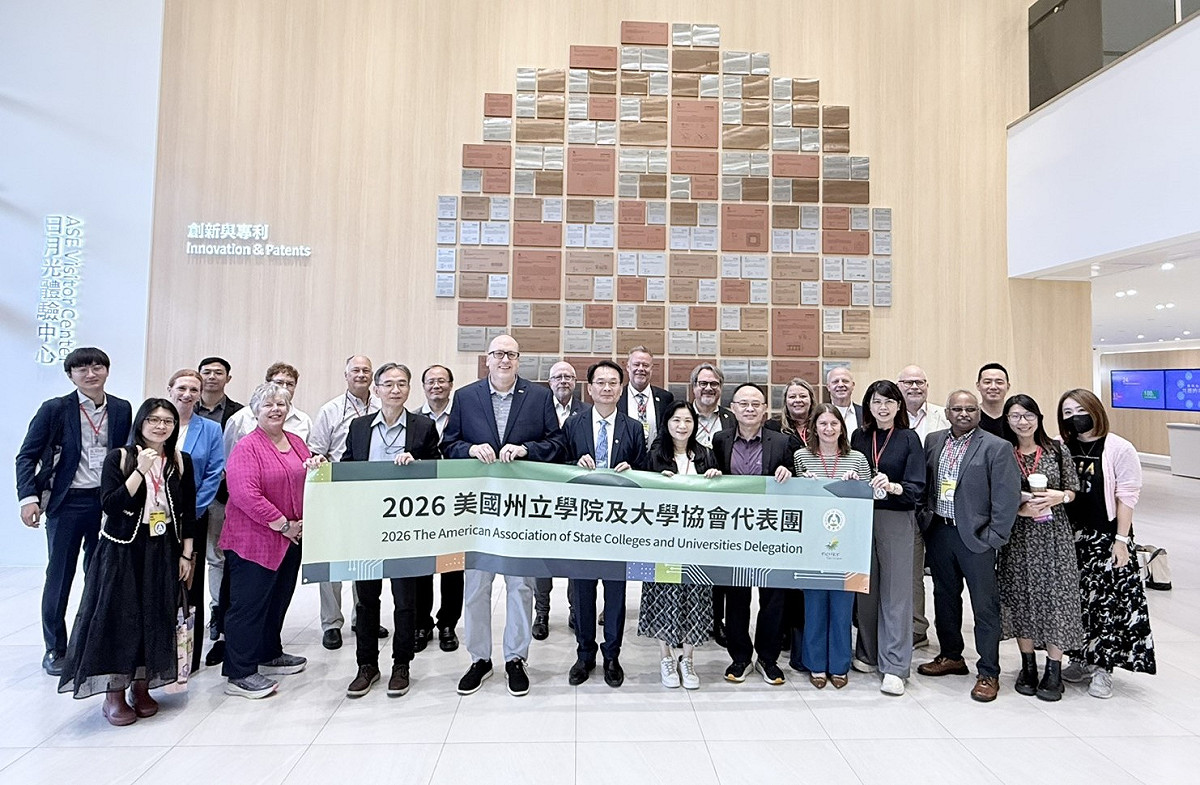 台美半導體教育聯盟美方代表團參訪日月光，與高科大團隊就產學合作及半導體人才培育進行交流。 圖：高科大／提供
