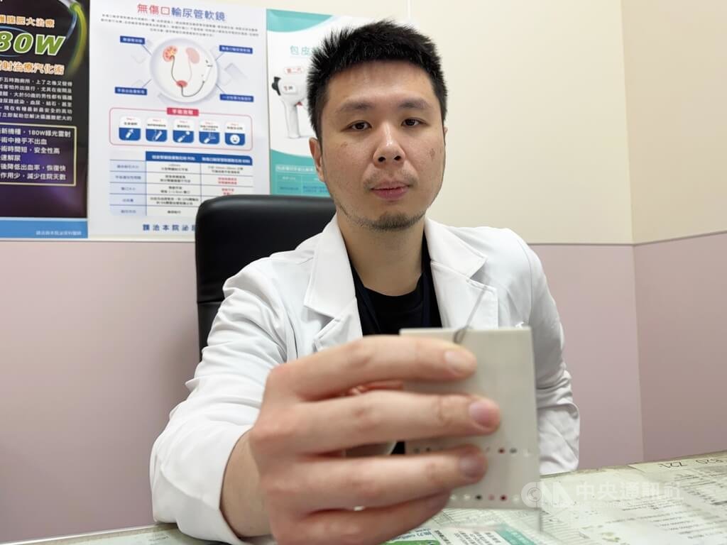 駐診在李綜合醫院的台中榮總大腸直腸外科主治醫師曾禹康（圖）表示，阿嬤用針戳屁股的疔瘡，導致傷口感染腫如棒球，清創就花了近一小時。中央社記者趙麗妍攝　115年9月3日
