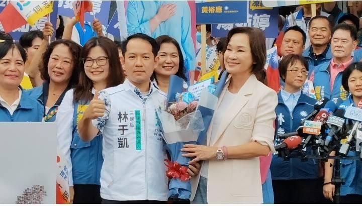 林于凱(前排左)陪同柯志恩(前排右)完成高雄市長選舉參選登記，並當場獻花祝福。 圖：林于凱服務處／提供