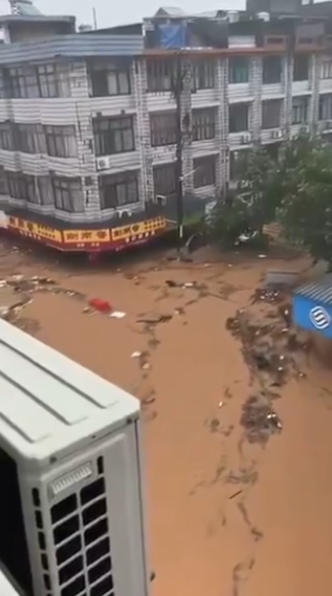 受沙德爾颱風殘餘環流影響，福建沿海地區遭逢大規模豪雨侵襲，街道全遭洪水淹沒。 圖:翻攝自 X @jasmine201515
