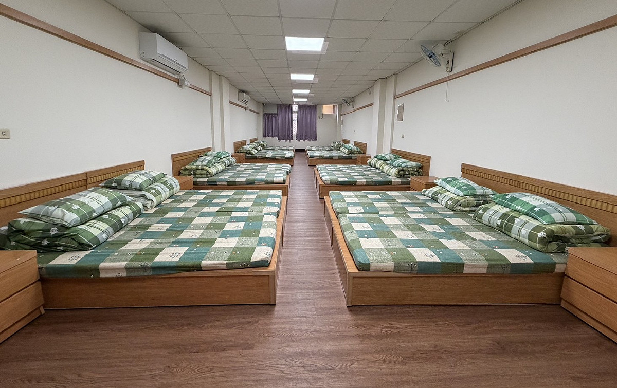 覆鼎金保安宮香客大樓歡迎ARMY即日起自行揪團，以5至16人為一組向覆鼎金保安宮提出申請。 圖：高雄市民政局／提供