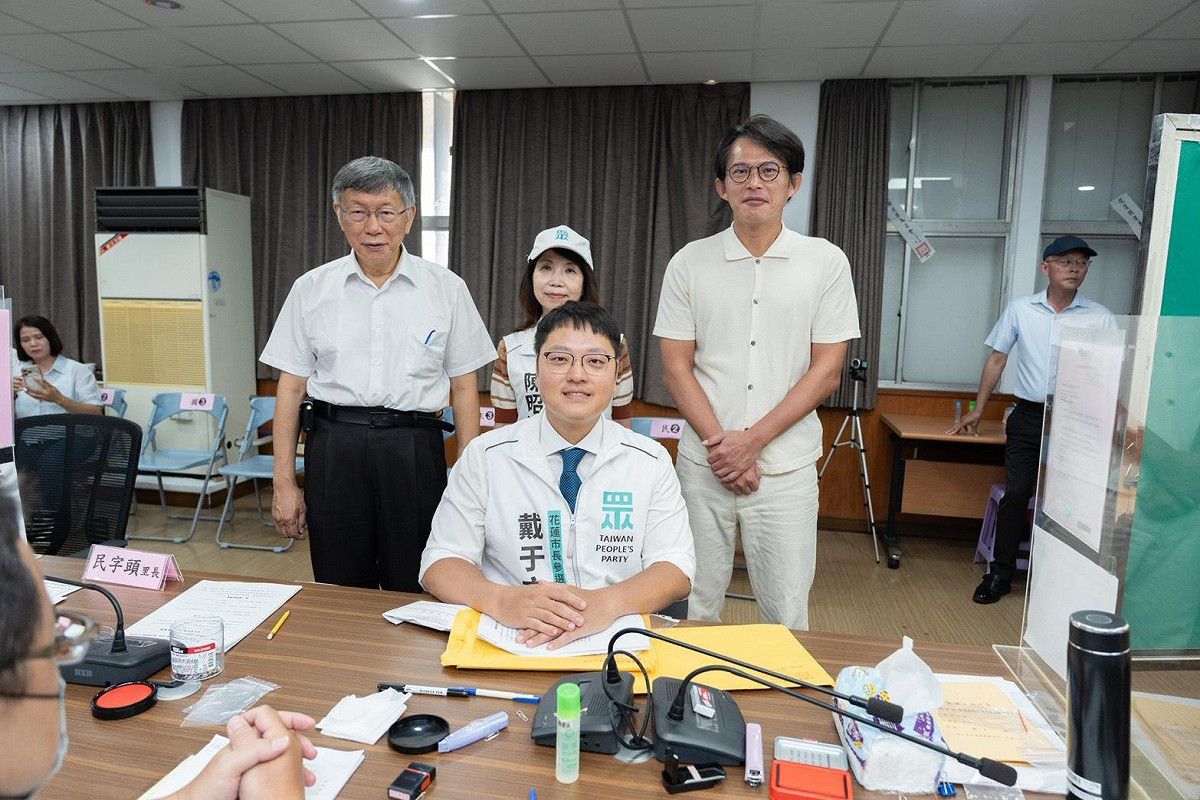 民眾黨創黨主席柯文哲、花蓮市長候選人戴于文與黨主席黃國昌 圖：民眾黨提供