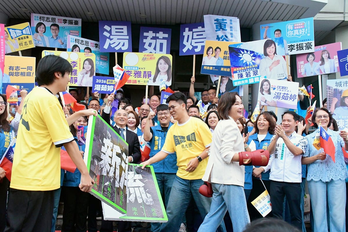 柯志恩(中)在登記前的記者會上，戴上拳擊手套擊破貼有「新潮流」字樣的保麗龍板。 圖：柯志恩競辦／提供
