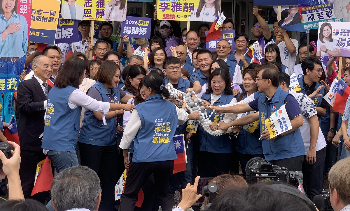 國民黨籍議員共同合力捏破大型充氣球棒。 圖：孫家銘／拍攝