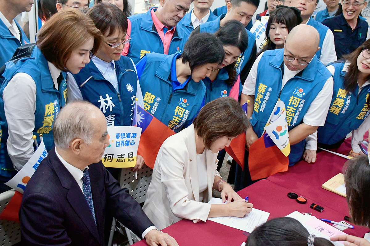 柯志恩(前右)在王金平(前左)陪同下完成登記手續。 圖：柯志恩競辦／提供