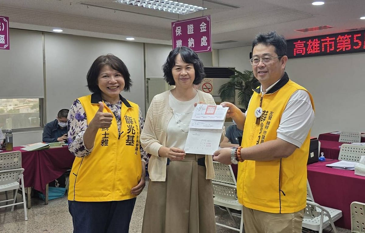 薛兆基(右)在太太蘇士雅(左)陪同下完成議員參選登記手續。 圖：薛兆基競辦／提供