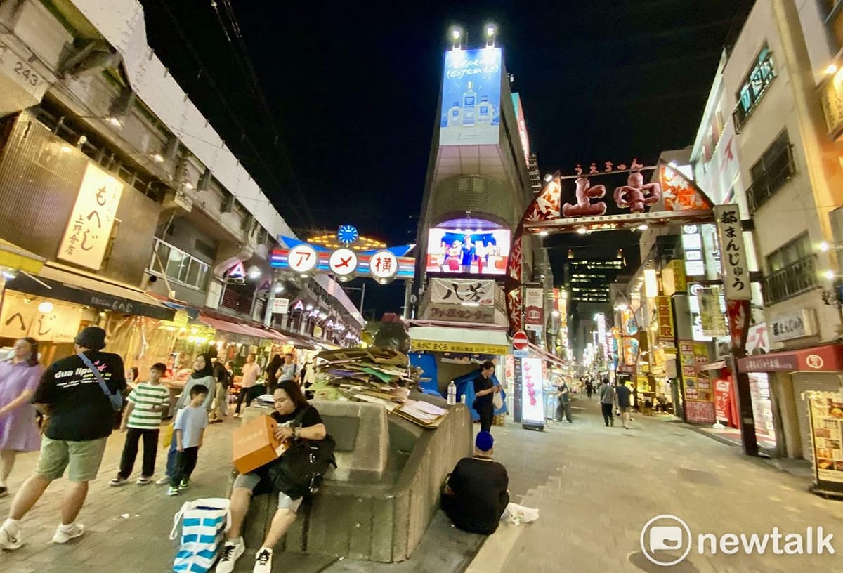 日圓長期低價位，各國旅客湧進日本大採購，深夜也不止息。圖為上野美國橫丁。 圖：劉黎兒攝