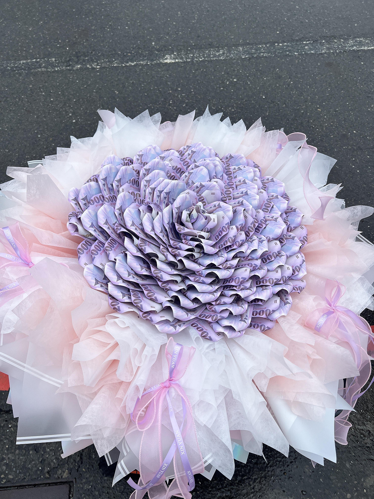 由80張兩千元鈔票打造的「有錢花」花束訴求「有錢花．我要買票」，將「買票」概念轉化為市政承諾。 圖：黃博郎／攝