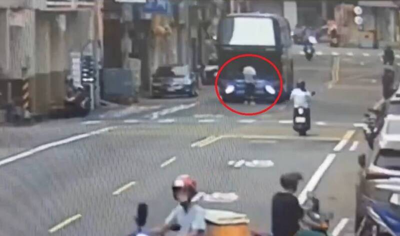 桃園市一名行人突然闖入車道，險遭遊覽車撞上。 圖：警方提供