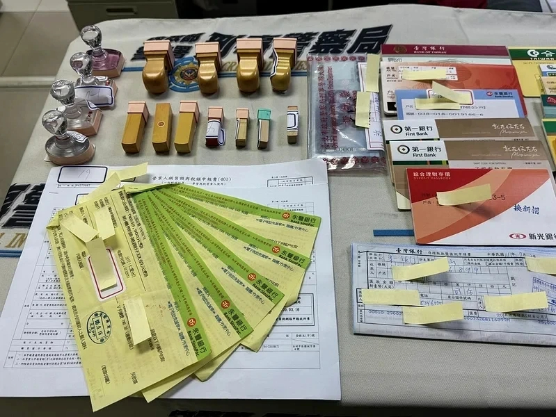 警方查獲洗錢集團犯罪工具。 圖：刑事局提供
