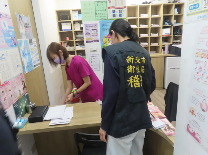 板橋安泰淞鶴診所爆C肝群聚11人確診，院方稱未共用針頭，王介立示警，重複使用針筒仍可能污染藥瓶。 圖：新北市衛生局／提供