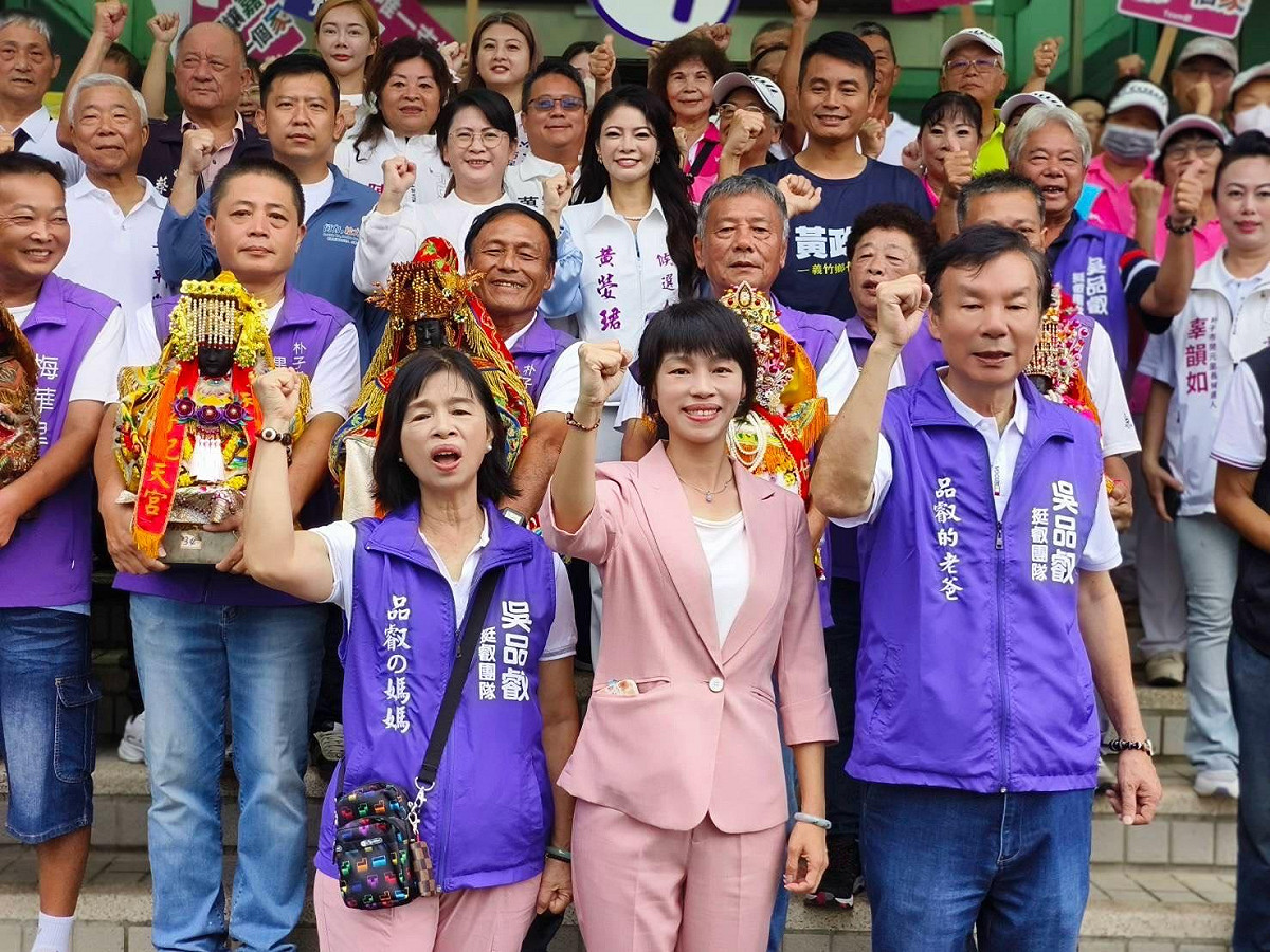 吳品叡今天辦妥縣長選舉登記，有多位地方首長及宮廟的媽祖陪同。 圖：吳品叡競辦/提供