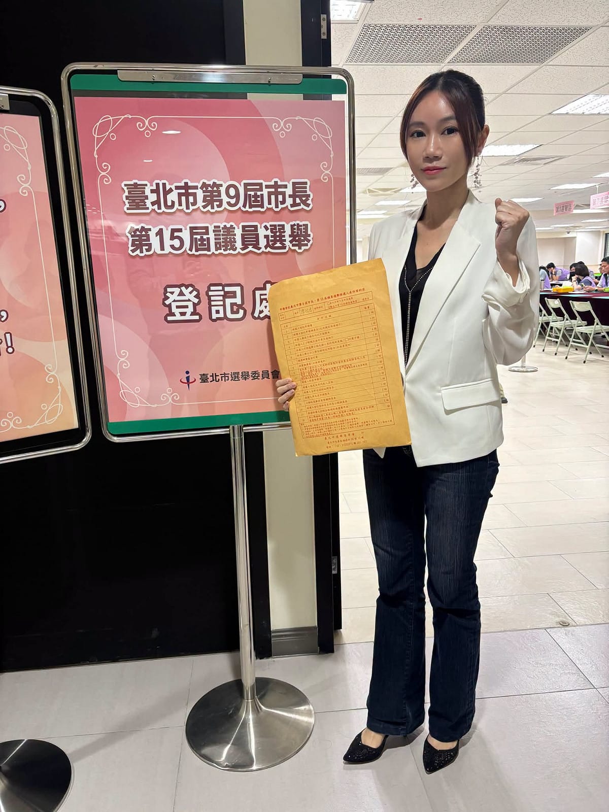 因涉貪案遭民進黨停權，並被取消黨內台北市議員初選資格的現任台北市議員陳怡君3日前往台北市選委會，正式登記參選中山、大同區台北市議員，爭取連任。 圖：翻攝自陳怡君臉書