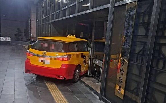 駕小黃衝撞北檢大門！事後臉書PO照：我在等屬於這塊土地的光