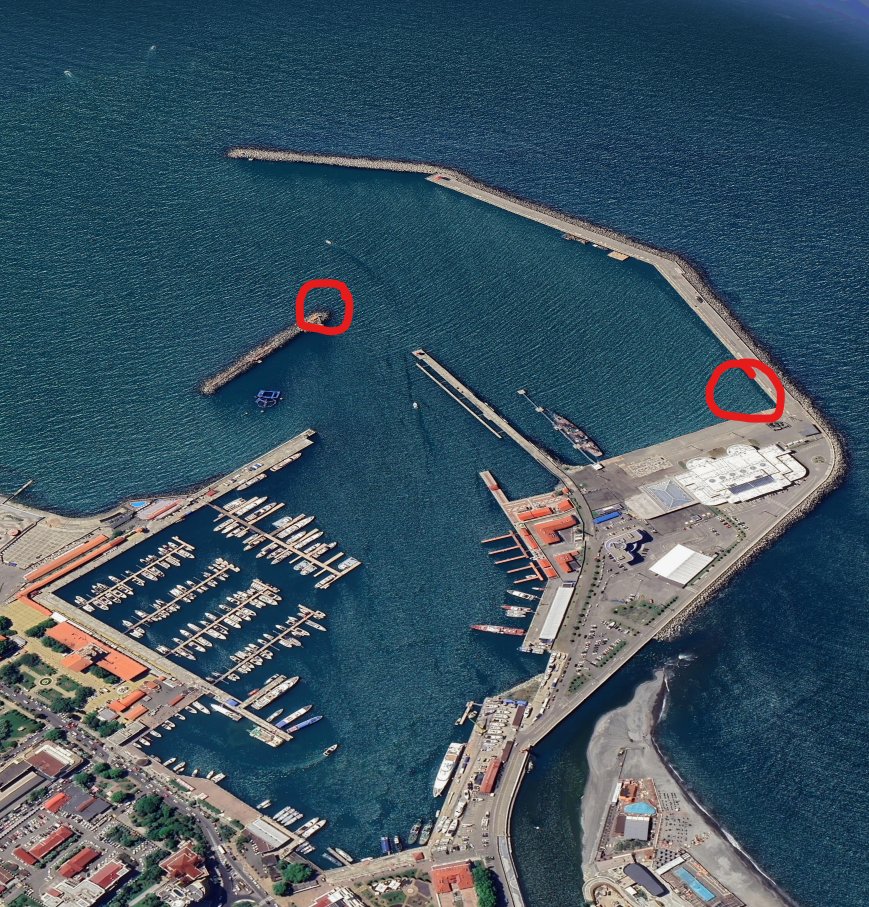 衛星影像顯示索契港口疑似遭無人機攻擊，至少兩處位置出現爆炸。 圖：翻攝自 X @Osinttechnical