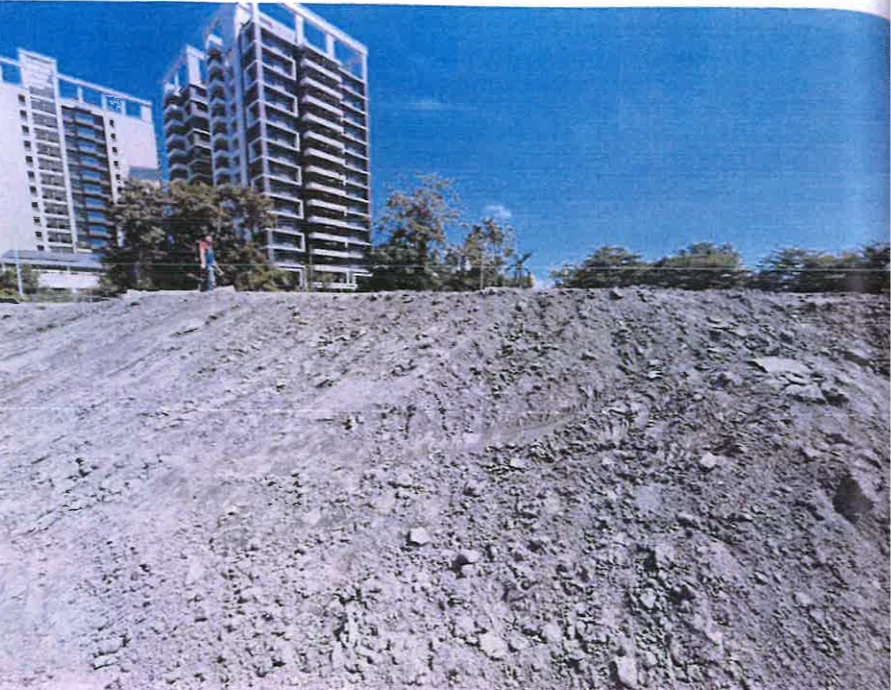 大寮山仔頂段農地被不法集團回填廢土，形成小型平台。 圖：翻攝畫面