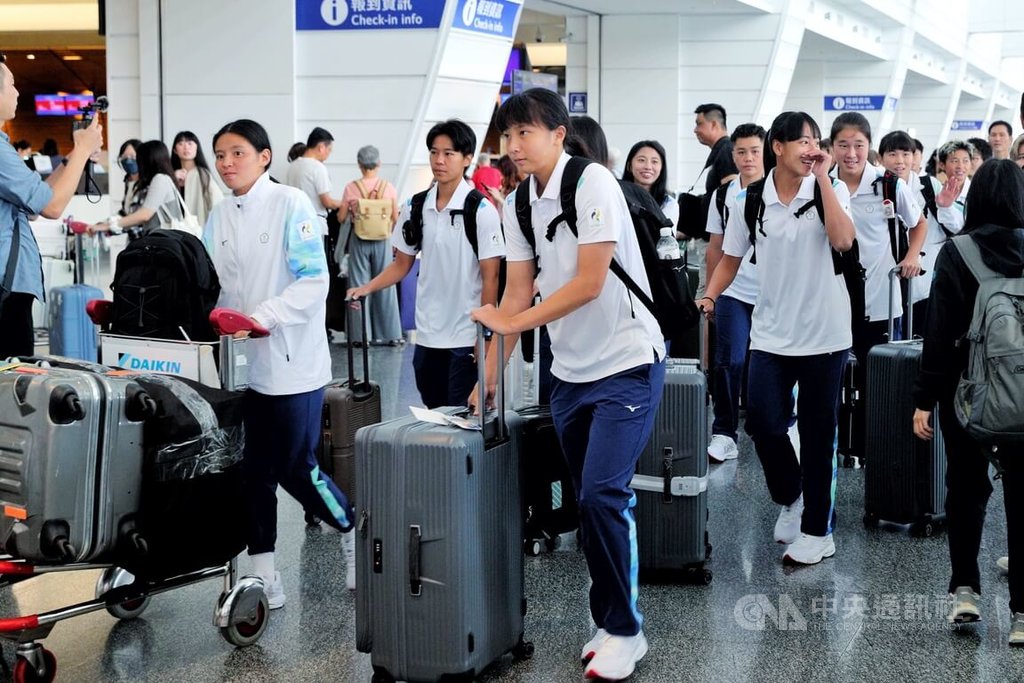 名古屋亞運19日將登場，官方安排女台灣女足於11日進駐，足協為爭取更充裕的備戰時間，主動將赴日行程提前至3日出發，並安排球員到靜岡移地訓練。中央社記者吳睿騏攝　115年9月3日