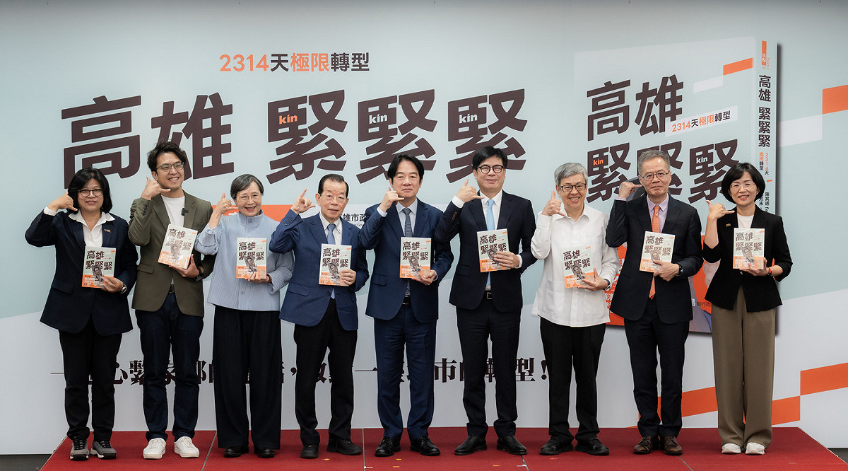 蘇巧慧（右一）說，未來她也會效法陳其邁「緊緊緊」的精神，以同樣的速度和效率推動新北市進步，「不只是高雄緊緊緊，也讓新北衝衝衝」！ 圖：蘇巧慧競辦提供