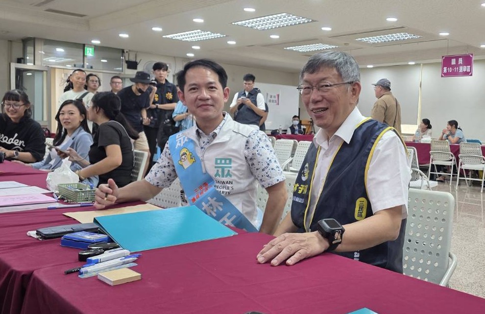 柯文哲(右一)陪同林于凱右二)完成高雄市議員參選登記。 圖：民眾黨高雄市黨部／提供