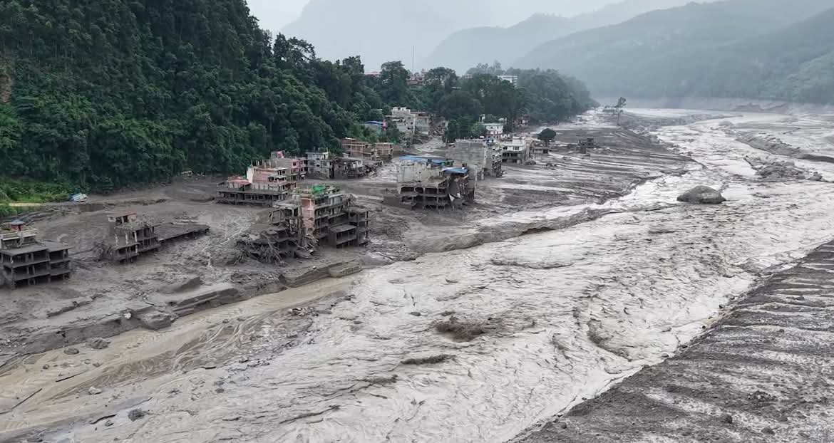 中尼邊境爆發的土石流已造成至少 1280 人罹難，數千人仍處於失蹤狀態。 圖:翻攝自 X @UpadhyayKhem