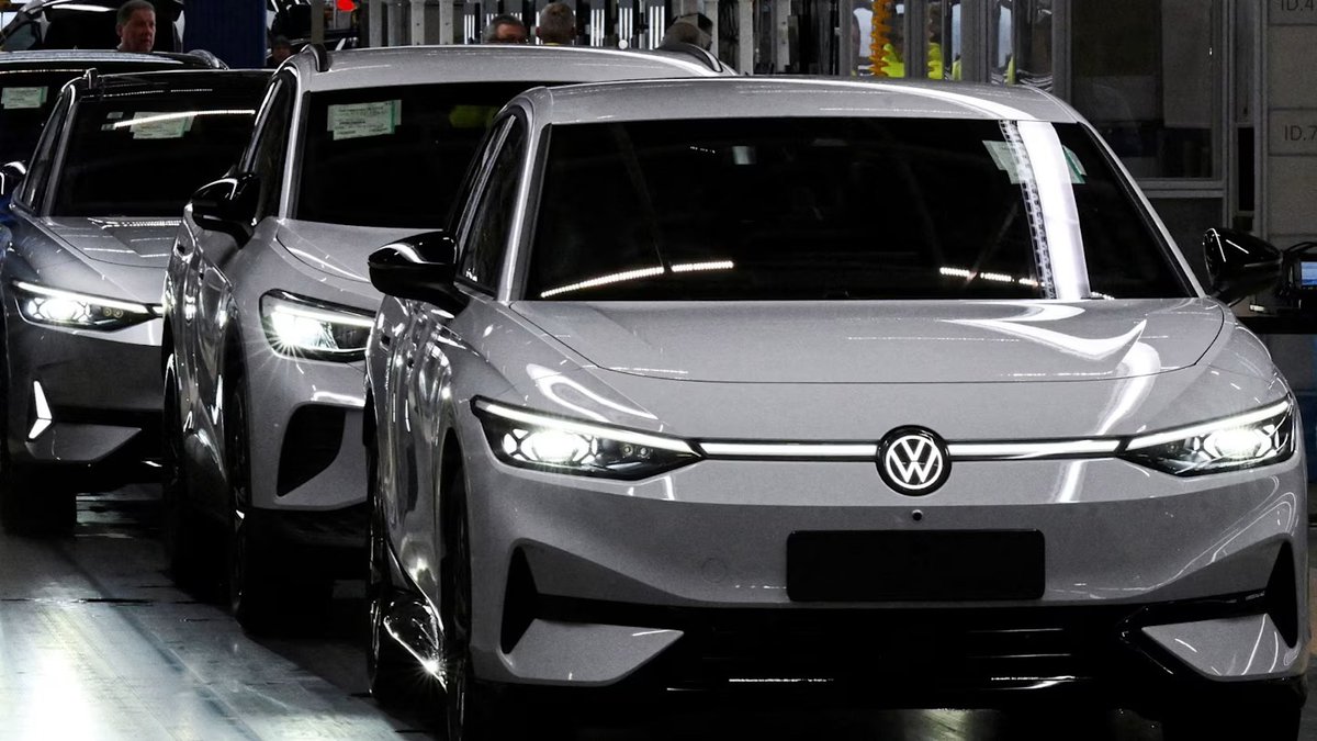 德國汽車巨頭大眾汽車通過「2030未來計畫」，核准「再」削減約5萬個職位。加上2024年底起已推動的約5萬人精簡方案，集團至2030年累計將削減約10萬個工作職缺，約佔目前全球逾65萬名員工的15%。 圖：翻攝「X」@MarioNawfal