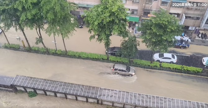 這波雨勢也讓南北天氣徹底逆轉，今天基隆淹水情況相當嚴重，不僅市區幾乎被滾滾泥沙覆蓋，持續降雨也讓積水至今尚未退去。 圖：翻攝自基隆人臉書社團