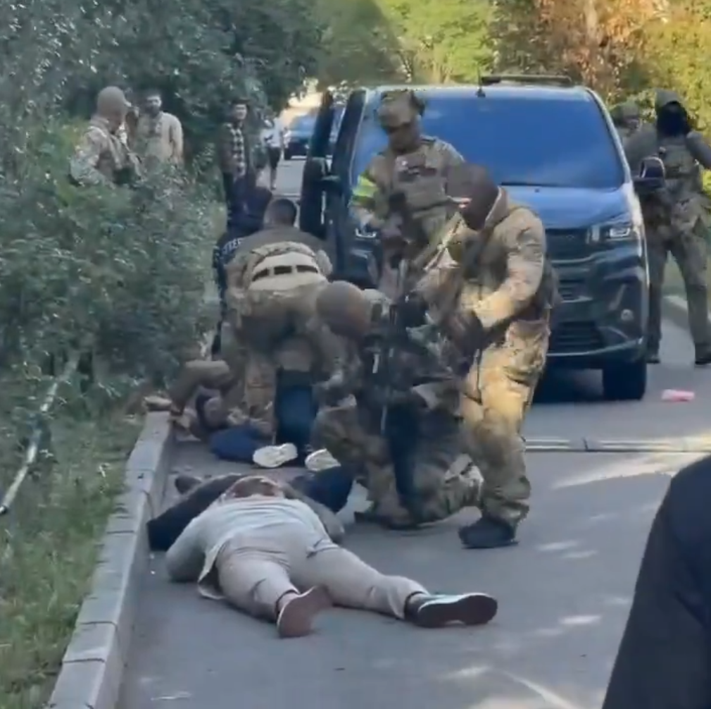 烏克蘭國家安全局（SBU）與國防部情報總局（HUR）兩大軍事部門爆發槍戰，多名軍官受傷送醫。 圖:翻攝自 X @JoelTheDane