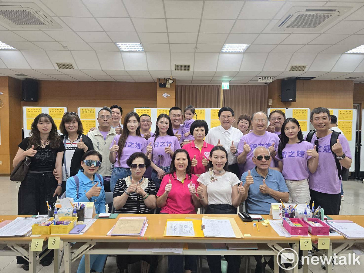 台南市議員曾之婕今日在父母親四代同堂、曾順良之友會、同心婦女會及東區許多里長的陪同下，壓軸登記參選第十選區市議員，爭取連任。 圖：黃博郎／攝