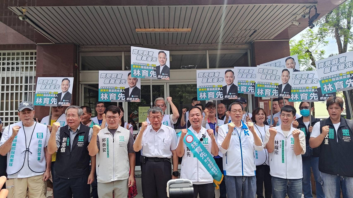 柯文哲(中)、蘇清泉(右三)、許忠信(左三)為林育先(右四)站台加油。 圖：民眾黨屏東縣黨部／提供