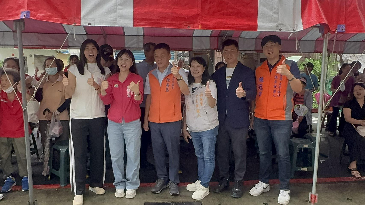 現任議員李雅慧(左二)、黃文志(右二)、陳善慧(左三)與陳冠宇(右一)力挺林美珍(右三)。 圖：林美珍競選服務處／提供