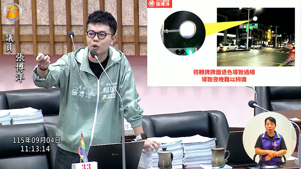 張博洋表示，全市多處待轉牌及路牌燈箱毀壞、退色、剝落，成為夜間交通的陷阱與道安風險。 圖：張博洋服務處／提供