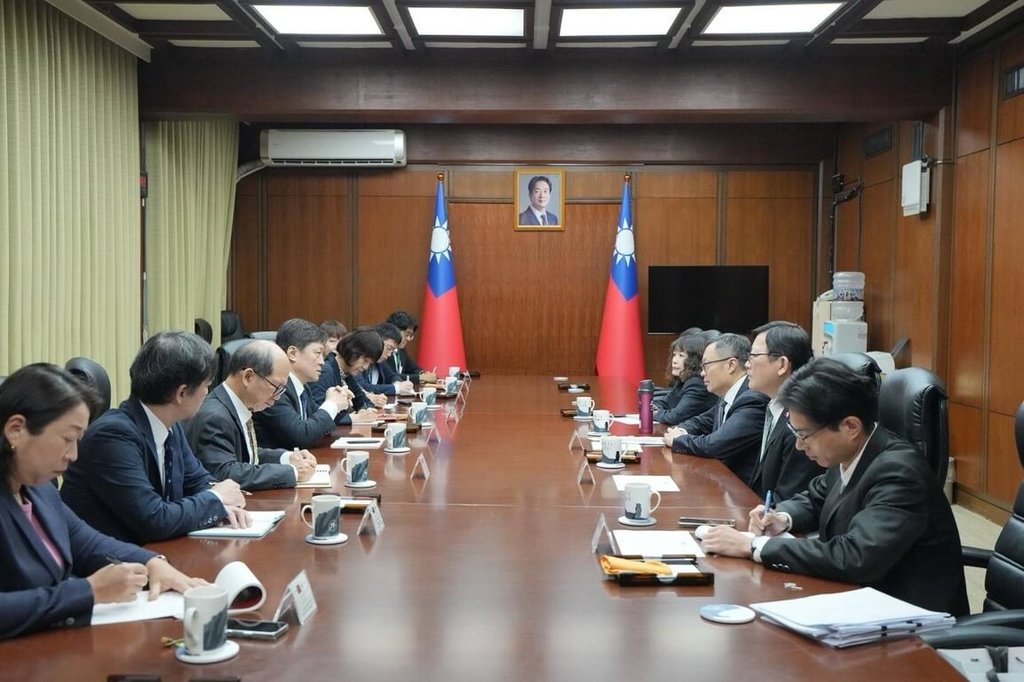 外交部次長陳明祺4日代表外交部長林佳龍接見日本東京大學「兩岸關係研究小組」訪問團，交流當前地緣政治變局、兩岸關係等議題。 圖：外交部提供