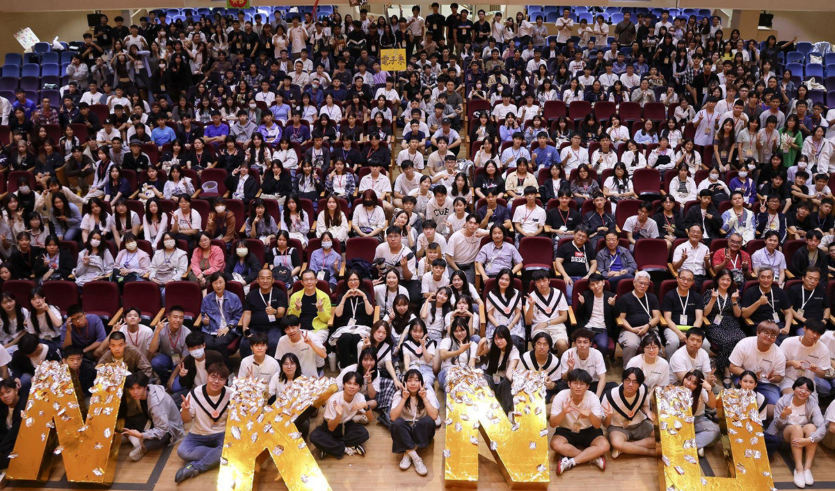高師大119級新生定向共識營結業式，師長、學生團隊與新生大合影。 圖：高師大／提供