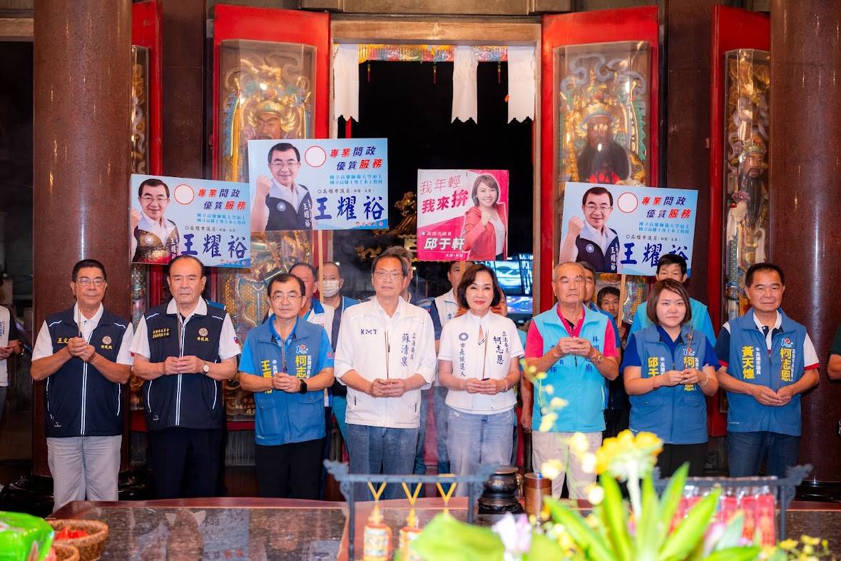 柯志恩(前排右四)「廟口開講」前由蘇清泉(左四)與地方議員陪同，向林園廣應廟焚香祝禱。 圖：柯志恩競辦／提供