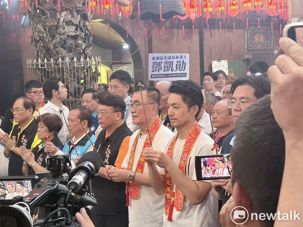 台北市長蔣萬安今（5）日合體國民黨新北市長參選人李四川現身板橋接雲寺與慈惠宮。 圖：李宣萱/攝