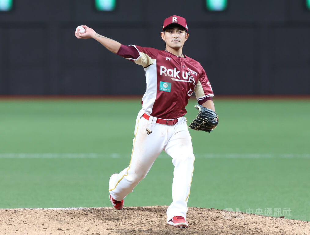 中華職棒樂天桃猿隊5日以0比13敗給富邦悍將隊，猿隊野手林子偉（圖）更在第8局登板幫投手吃局數，這也是他自2020年在大聯盟登板投球後，再次展現「二刀流」。中央社記者張新偉攝　115年9月5日