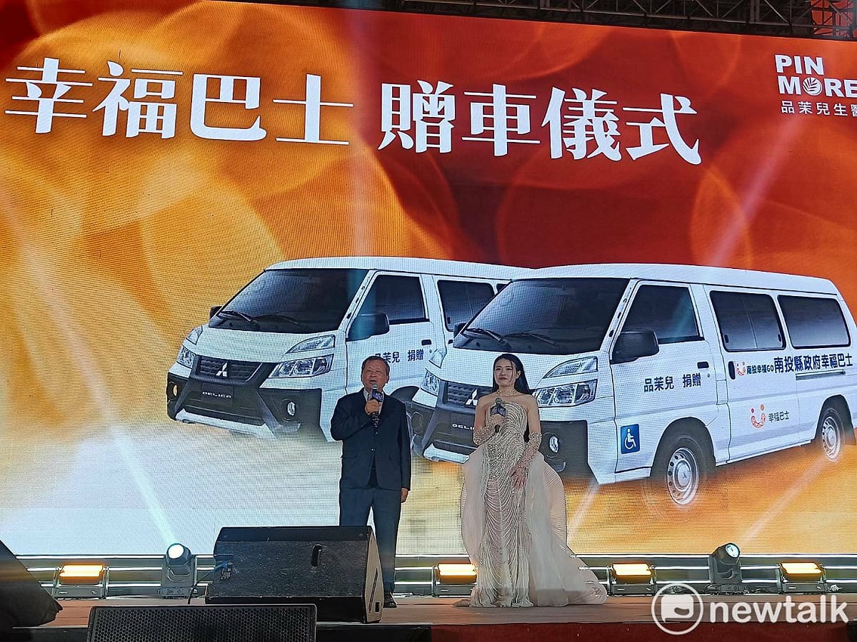 幸福巴士贈車儀式，品茉兒兩輛幸福巴士接軌南投交通。左為南投縣副縣長王瑞德，右為品苿兒執行長高子翔。 圖：唐復年/攝