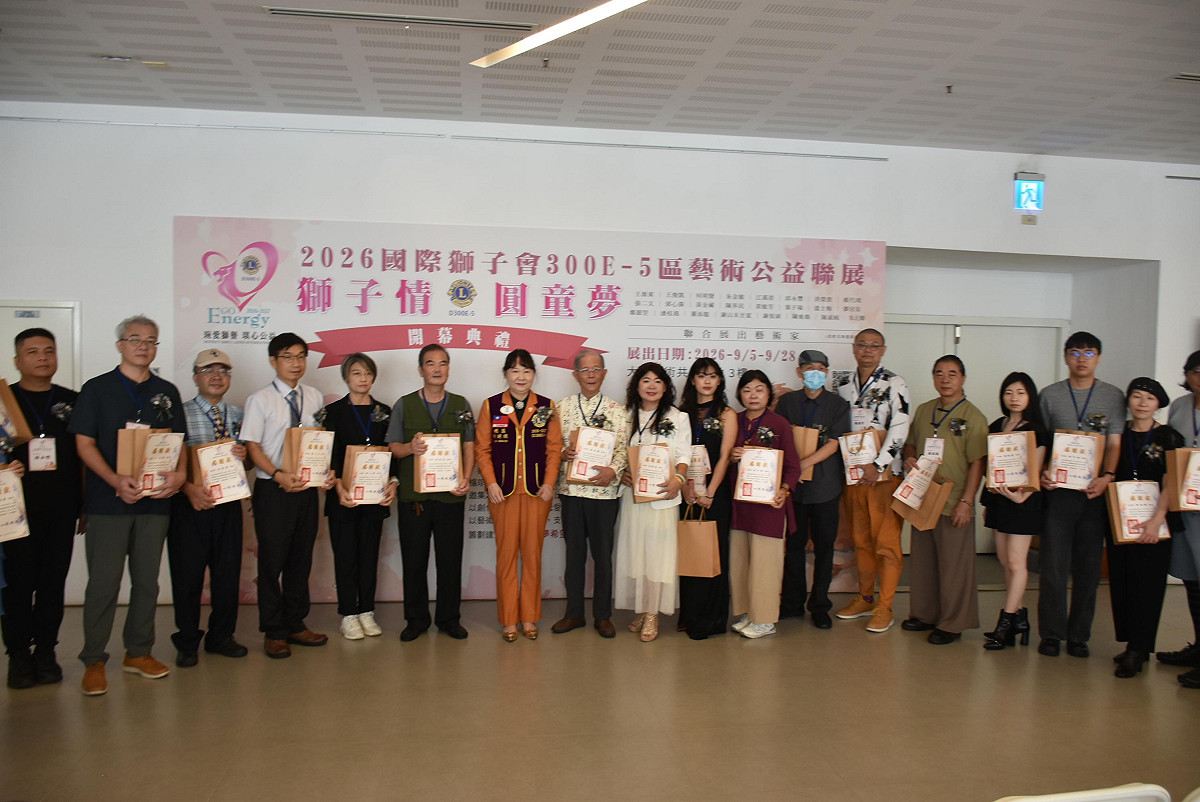 楊琬琪(左七)頒發感謝狀給參與公益聯展的藝術家。 圖：孫家銘／拍攝