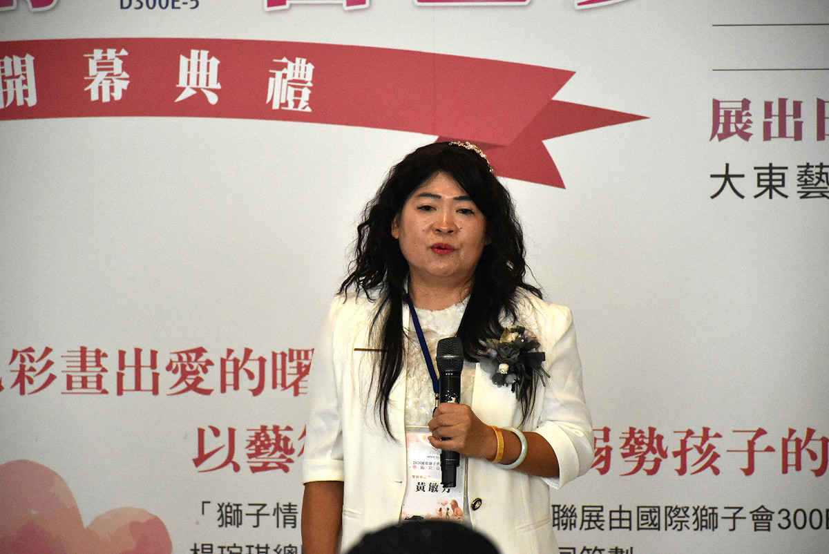 策展人也是參展藝術家之一的黃敏芳，盼各界以全方位支持，讓偏鄉的孩子不因經濟限制而失去追逐夢想的權利。 圖：孫家銘／拍攝