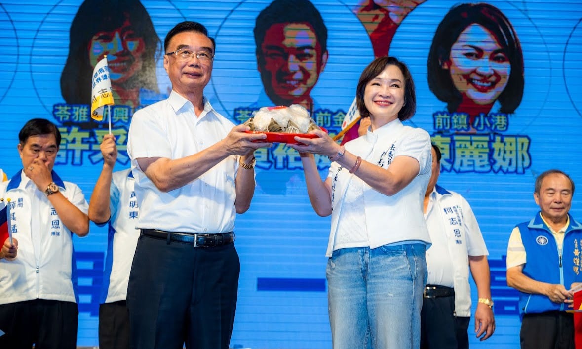 莊啟旺(左)獻上代表「包中」的包子和粽子給柯志恩(右)。 圖：柯志恩競辦／提供