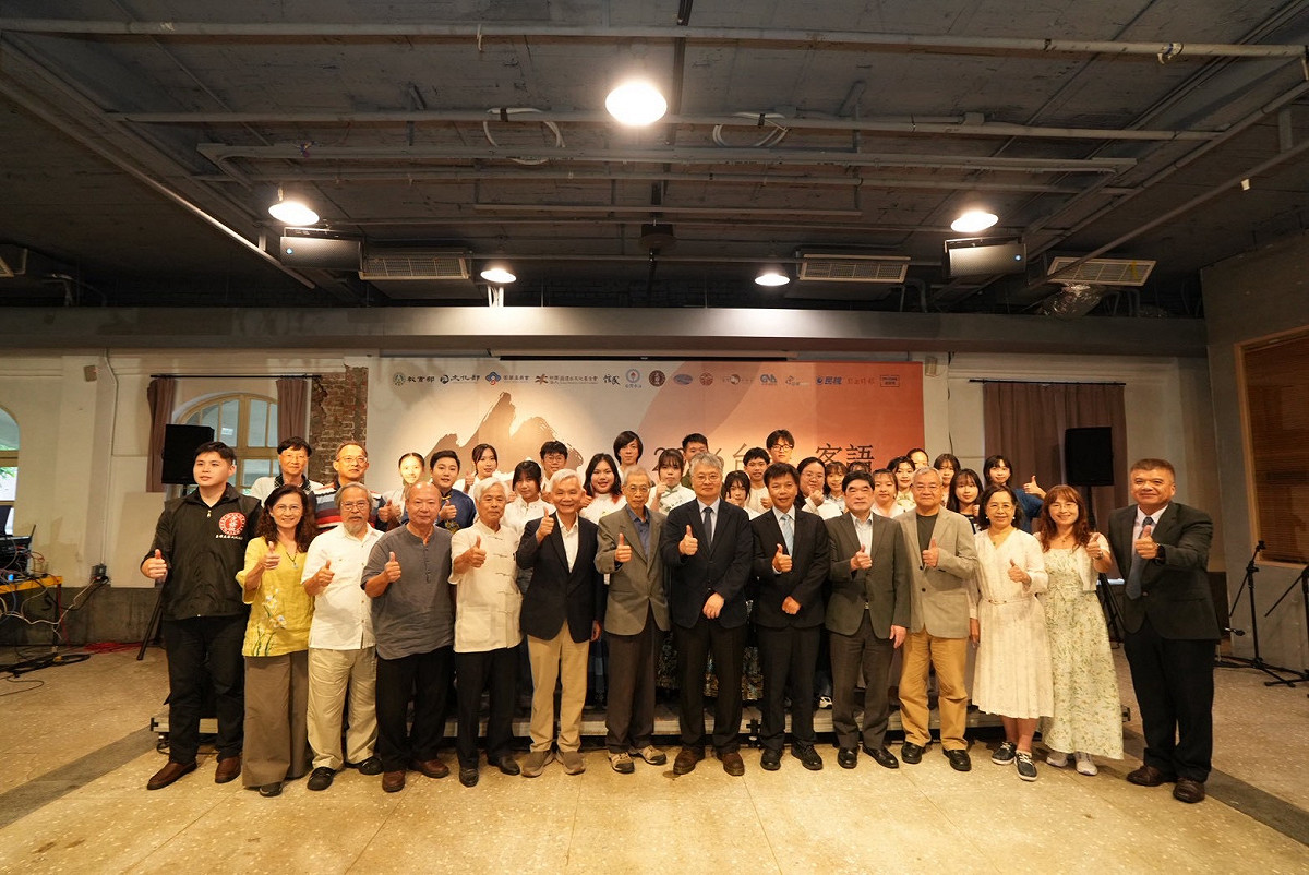 「2026蔣渭水台語．客語青年漢詩吟唱賽」總決賽暨頒獎典禮5日在華山1914文化創意產業園區登場，20名高中及大專青年以台語、客語吟唱古今漢詩，與出席貴賓及評審共同合影。 圖：台北市信民協會提供
