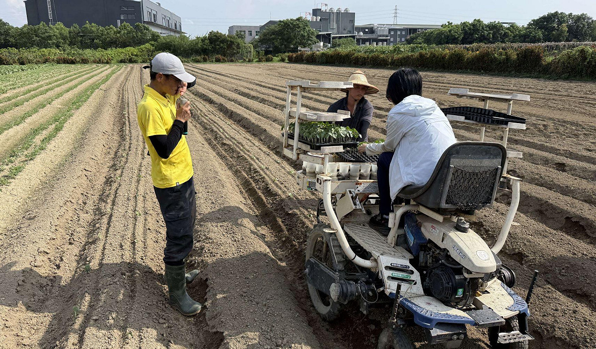 青年學生走訪梓官區「梓玉生態農場」，實際體驗蔬菜移植機操作。 圖：高雄市青年局／提供