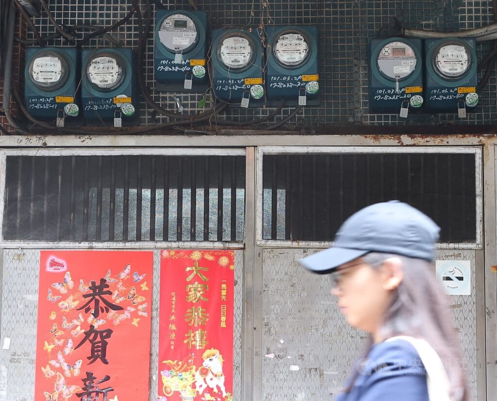 政府內部考量追加預算撥補台電新台幣711億元，有望支撐電價凍漲。圖為台北市一處公寓門口電表。（中央社檔案照片） （中央社檔案照片）